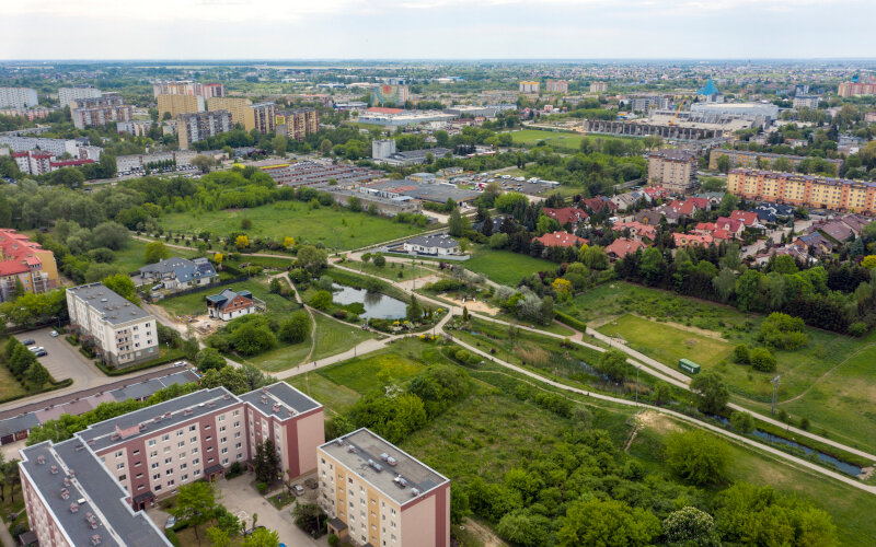 Jak wzrost cen działek budowlanych wpływa na rozwój budownictwa jednorodzinnego?
