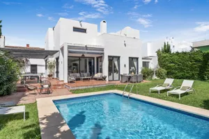 Dom wolnostojący 362,00 m², Nueva Andalucia, Sprzedaż