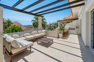 Mieszkanie trzypokojowe 129,00 m², Nueva Andalucia, Sprzedaż
