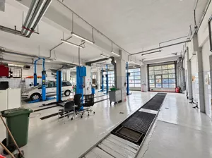 Serwis samochodowy z salonem 2900 m² | plac | Praga