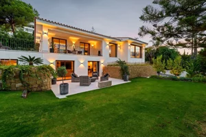 Dom wolnostojący 648,00 m², Nueva Andalucia, Sprzedaż