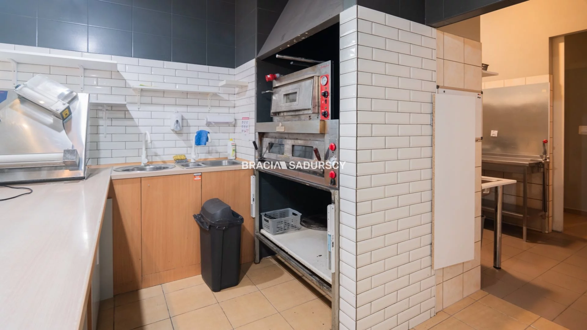 Lokal gastronomiczny 165,00 m², oferta nr , BS3-LW-310606, Kraków, Czyżyny, os. Dywizjonu 303