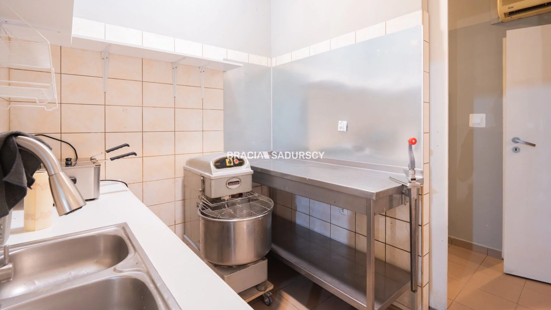 Lokal gastronomiczny 165,00 m², oferta nr , BS3-LW-310606, Kraków, Czyżyny, os. Dywizjonu 303